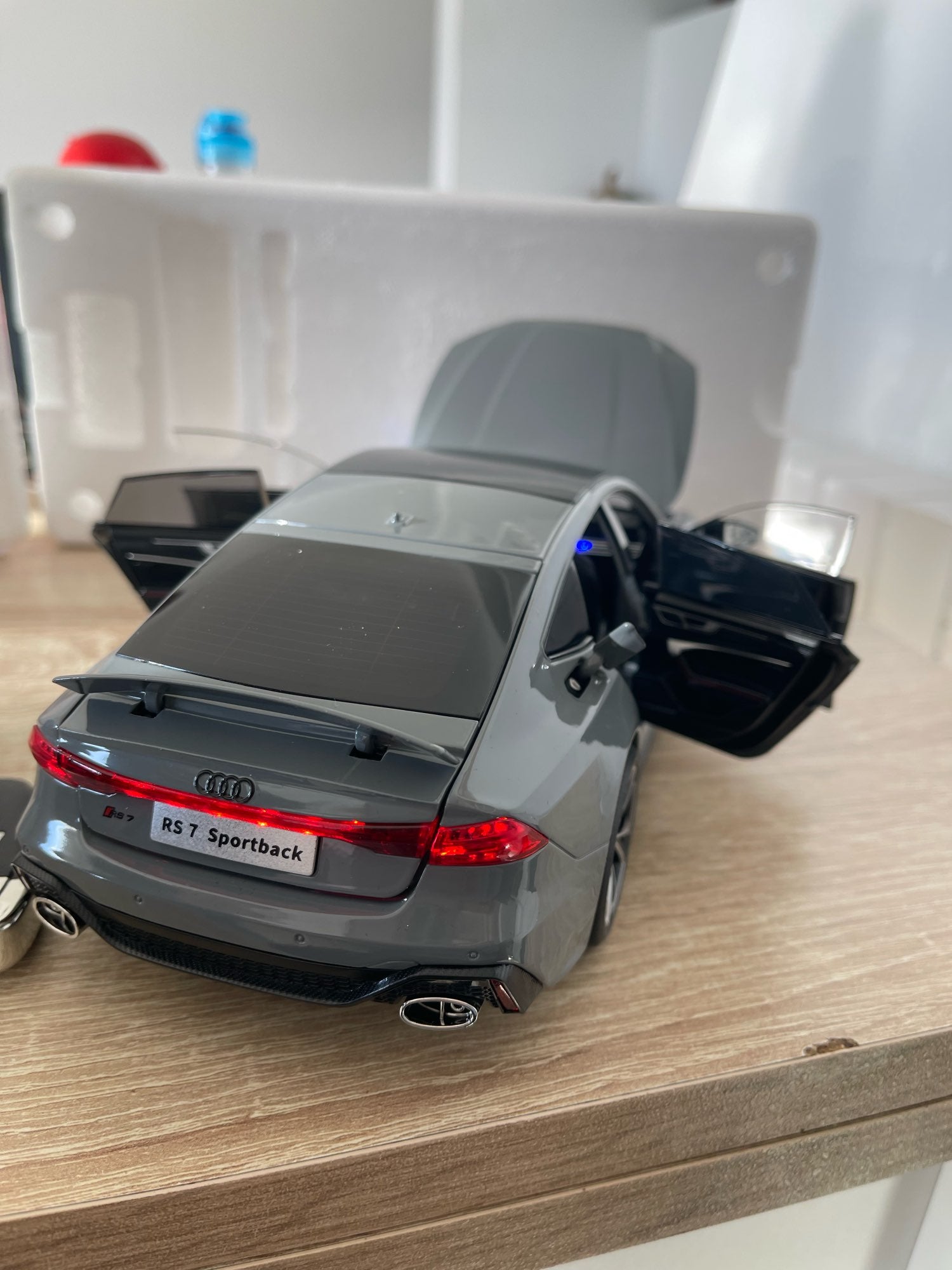 1:18 Audi RS7 Sportback Diecast Model with Remote Key